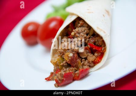 Carne macinata avvolta servita con insalata Foto Stock