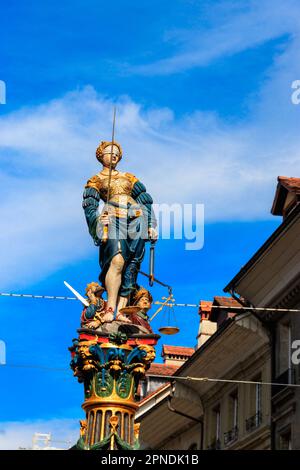 La Fontana di Giustizia (Gerechtigkeitsbrunnen) è una fontana del 16th° secolo situata nel centro storico di Berna, in Svizzera Foto Stock