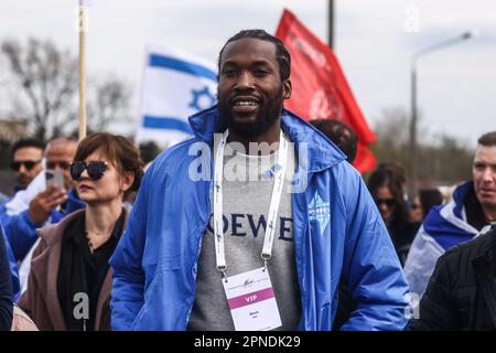 18 aprile 2023, Oswiecim, Polonia: Lo stupratore americano Meeke Mill partecipa al 35th° anniversario della "marcia internazionale dei viventi" presso l'ex campo di concentramento e sterminio nazista-tedesco di Auschwitz Birkenau, il 18 aprile 2023. La marcia annuale fa parte del programma educativo, che porta studenti ebrei da tutto il mondo in Polonia, dove esplorano i resti dell'Olocausto. I partecipanti marciano silenziosamente per tre chilometri da Auschwitz i ad Auschwitz II Birkenau, il più grande complesso di campi di concentramento nazisti costruito durante la seconda guerra mondiale la marcia di quest'anno è celebrata Foto Stock