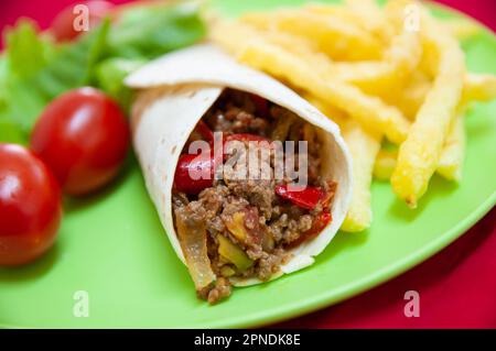 Carne macinata avvolta servita con insalata Foto Stock