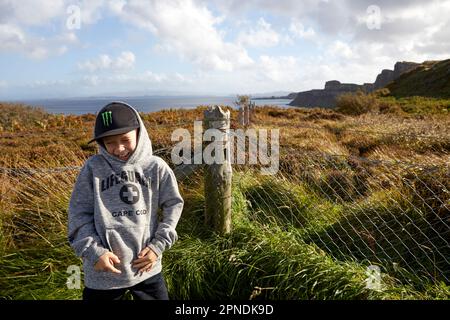 Bambino che ride durante il tour della penisola di trotternish sull'isola di skye Highlands della scozia uk Foto Stock
