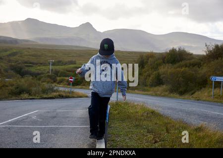 Bilanciamento dei bambini penisola trotternish sull'isola di skye Highlands della scozia uk Foto Stock