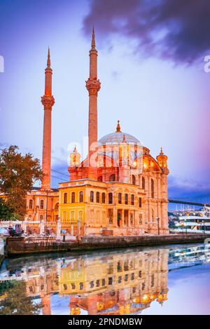 Istanbul, Turchia. La moschea di Ortakoy, situata sul Bosforo, è un simbolo iconico del patrimonio culturale e architettonico dell'Impero Otoomano. Foto Stock