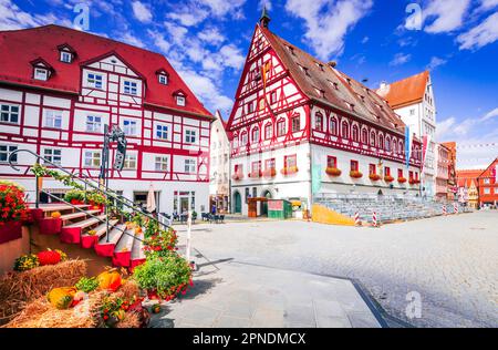La Marktplatz di Nordlingen, in Germania, è un'incantevole piazza circondata da edifici storici e ricca di mercati e festival. Foto Stock