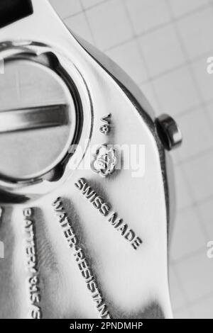 Biel, Svizzera - 28 ottobre 2021: Custodia posteriore con cappuccio batteria dell'orologio da polso al quarzo svizzero di Swatch, macro photo Foto Stock