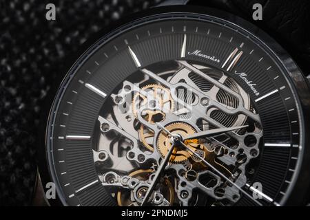 Uglich, Russia - 1 febbraio 2021: Orologio Mikhail Moskvin scheletro di Uglich Watch Factory, macro foto del quadrante nero orologio e movimento automatico Foto Stock