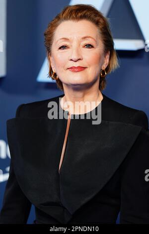 Lesley Manville partecipa alla prima mondiale della nuova serie Amazon prime Video Citadel al Theatre Royal, Drury Lane, a Londra. Data immagine: Martedì 18 aprile 2023. Foto Stock