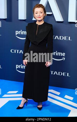 Lesley Manville partecipa alla prima mondiale della nuova serie Amazon prime Video Citadel al Theatre Royal, Drury Lane, a Londra. Data immagine: Martedì 18 aprile 2023. Foto Stock