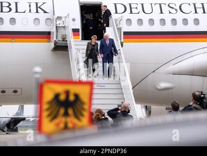 Warschau, Polonia. 18th Apr, 2023. Il presidente tedesco Frank-Walter Steinmeier e sua moglie Elke Büdenbender arrivano all'aeroporto Frederic Chopin di Varsavia. Il Presidente Steinmeier, insieme ai Presidenti di Polonia e Israele, parteciperà domani alla commemorazione del 80th° anniversario della rivolta del Ghetto di Varsavia. Il 19 aprile 1943, i ribelli ebrei a Varsavia si alzarono contro le unità delle SS che marciavano nel ghetto. Solo pochi ebrei di Varsavia sono sopravvissuti alla repressione della rivolta. Credit: Bernd von Jutrczenka/dpa/Alamy Live News Foto Stock