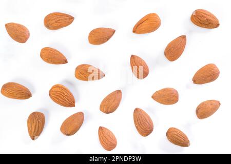 Mandorle su sfondo bianco. Noci, cibo sano Foto Stock