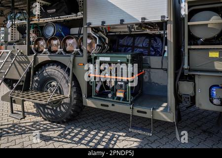 Brno, Czechia - 08 ottobre 2021: Interno di veicolo militare di decontaminazione camion con contenitori di sostanze chimiche e altre attrezzature come visto durante il defen Foto Stock