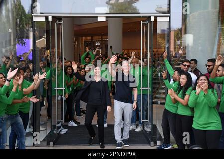 Mumbai, India. 18th Apr, 2023. L-R Deirdre o'Brien, Senior Vice president of Retail di Apple e Tim Cook, Chief Executive Officer (CEO) di Apple, si lancia sui media mentre escono dall'Apple Store al centro commerciale Jio World Drive. Il negozio è stato inaugurato da Tim Cook, Chief Executive Officer (CEO) di Apple, presente al lancio a Mumbai. Il secondo negozio aprirà a Delhi il 20th aprile 2023. Credit: SOPA Images Limited/Alamy Live News Foto Stock