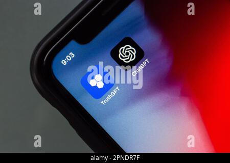 Il nuovo modello di linguaggio ai di Elon Musk, le icone di TruthGPT e ChatGPT visualizzate in iPhone. TruthGPT è un'alternativa ChatGPT che agisce come un massimo di intelligenza artificiale alla ricerca della verità. Foto Stock
