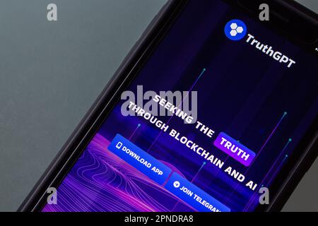 Il nuovo modello di linguaggio ai di Elon Musk sito web TruthGPT visto in uno schermo di iPhone. TruthGPT è un'alternativa ChatGPT che agisce come un massimo di intelligenza artificiale alla ricerca della verità. Foto Stock