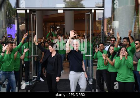 Mumbai, India. 18th Apr, 2023. L-R Deirdre o'Brien, Senior Vice president of Retail di Apple e Tim Cook, Chief Executive Officer (CEO) di Apple, si lancia sui media mentre escono dall'Apple Store al centro commerciale Jio World Drive. Il negozio è stato inaugurato da Tim Cook, Chief Executive Officer (CEO) di Apple, presente al lancio a Mumbai. Il secondo negozio aprirà a Delhi il 20th aprile 2023. (Foto di Ashish Vaishnav/SOPA Images/Sipa USA) Credit: Sipa USA/Alamy Live News Foto Stock