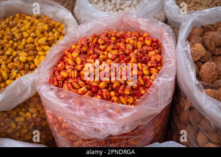 Semi di mais e noci in vendita sul mercato alimentare Foto Stock