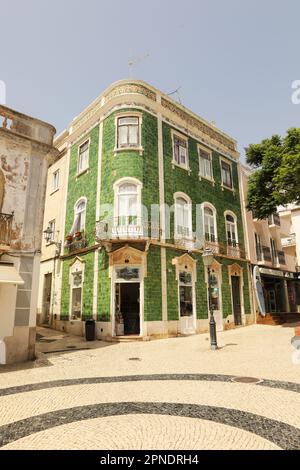 Tradizionale edificio piastrellato verde, Città Vecchia, Lagos, Algarve, Portogallo Foto Stock