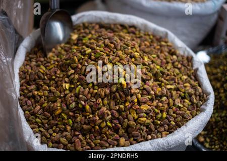 Sacchetto di pistacchi in vendita sul mercato alimentare Foto Stock