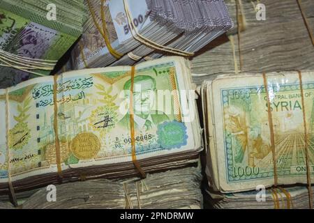 Damasco, Siria - maggio 2023: Lira siriana o sterlina siriana, closeup di carta moneta in Siria Foto Stock