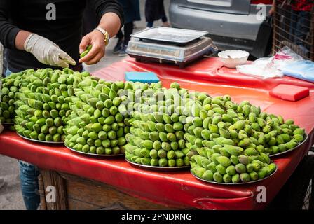 Mucchio di mandorle fresche in vendita su strada, mandorla verde Foto Stock