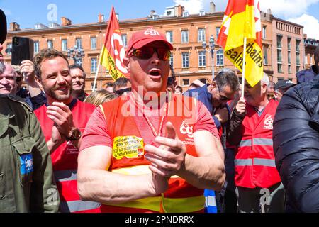 Tolosa, Francia. 18th Apr, 2023. Manifestanti che ascoltano i discorsi dei rappresentanti sindacali. Sciopero dei dipendenti di TissEo Tolosa, che chiedono rivalorizzazione dei salari. Francia, Tolosa, 18 aprile 2023. Foto di Patricia Huchot-Boissier/ABACAPRESS.COM Credit: Abaca Press/Alamy Live News Foto Stock