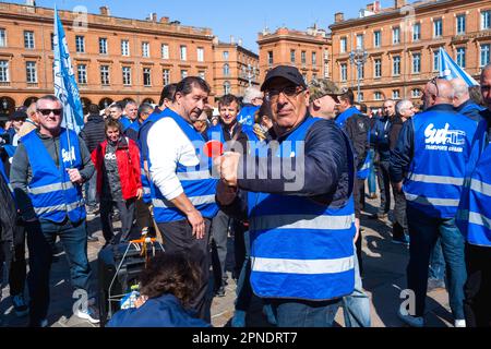 Tolosa, Francia. 18th Apr, 2023. Un protester del trasporto urbano del sud. Sciopero dei dipendenti di TissEo Tolosa, che chiedono rivalorizzazione dei salari. Francia, Tolosa, 18 aprile 2023. Foto di Patricia Huchot-Boissier/ABACAPRESS.COM Credit: Abaca Press/Alamy Live News Foto Stock