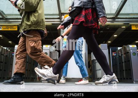 Tolosa, Francia. 18th Apr, 2023. Gambe di un passante di fronte alle entrate della metropolitana. Sciopero dei dipendenti di TissEo Tolosa, che chiedono rivalorizzazione dei salari. Francia, Tolosa, 18 aprile 2023. Foto di Patricia Huchot-Boissier/ABACAPRESS.COM Credit: Abaca Press/Alamy Live News Foto Stock