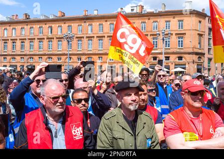 Tolosa, Francia. 18th Apr, 2023. Manifestanti che ascoltano i discorsi dei rappresentanti sindacali. Sciopero dei dipendenti di TissEo Tolosa, che chiedono rivalorizzazione dei salari. Francia, Tolosa, 18 aprile 2023. Foto di Patricia Huchot-Boissier/ABACAPRESS.COM Credit: Abaca Press/Alamy Live News Foto Stock