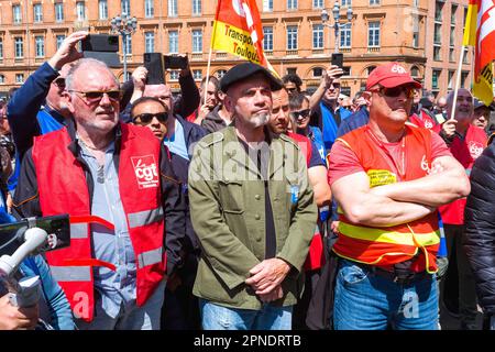 Tolosa, Francia. 18th Apr, 2023. Manifestanti che ascoltano i discorsi dei rappresentanti sindacali. Sciopero dei dipendenti di TissEo Tolosa, che chiedono rivalorizzazione dei salari. Francia, Tolosa, 18 aprile 2023. Foto di Patricia Huchot-Boissier/ABACAPRESS.COM Credit: Abaca Press/Alamy Live News Foto Stock