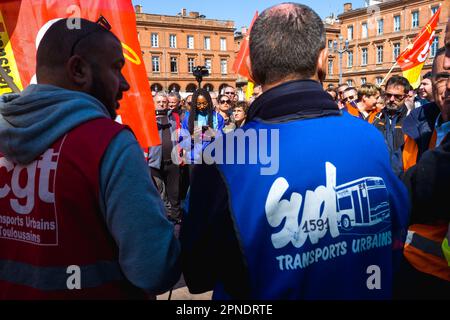 Tolosa, Francia. 18th Apr, 2023. Discorso dei rappresentanti sindacali. Sciopero dei dipendenti di TissEo Tolosa, che chiedono rivalorizzazione dei salari. Francia, Tolosa, 18 aprile 2023. Foto di Patricia Huchot-Boissier/ABACAPRESS.COM Credit: Abaca Press/Alamy Live News Foto Stock