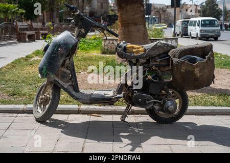 scooter vecchio, arrugginito, motocicletta sporca , Foto Stock