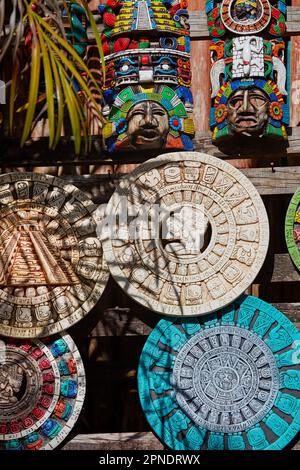 Calendari Maya in vendita all'interno del sito archeologico Yucatec-Maya di Ek Balam, Temozón, Yucatan, Messico. Foto Stock