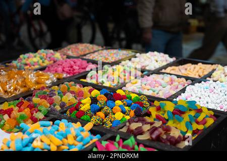 caramelle e gelatine in vendita sul mercato Foto Stock