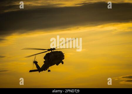 Royal Danish Navy MH-60R elicottero Seahawk che vola dalla nave di pattuglia HDMS Triton durante l'operazione Nanook 2022. Foto Stock