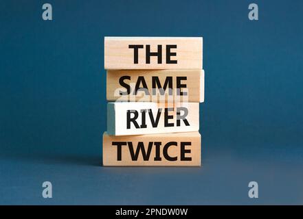 Lo stesso fiume due volte simbolo. Concetto parole lo stesso fiume due volte su blocco di legno. Bellissimo sfondo grigio tavolo. Business motivazionale lo stesso Foto Stock