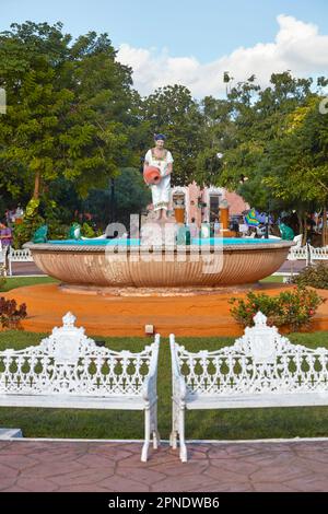 Il monumento centrale della piazza principale del Parque Principal Francisco Cantón Rosado, Valladolid, Yucatan, Messico. Foto Stock