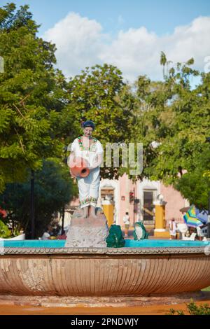 Il monumento centrale della piazza principale del Parque Principal Francisco Cantón Rosado, Valladolid, Yucatan, Messico. Foto Stock