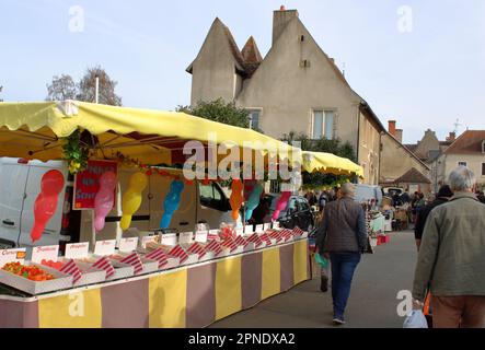 Una vista una chiosco dolce in un tipico mercato francese brocante qui situato nella città rurale francese di Charenton du Cher nel centro della Francia. Foto Stock