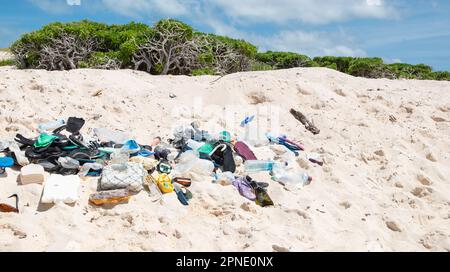 Problema ecologico globale con rifiuti di plastica lavati in spiaggia. Concetto di inquinamento ambientale. Foto Stock