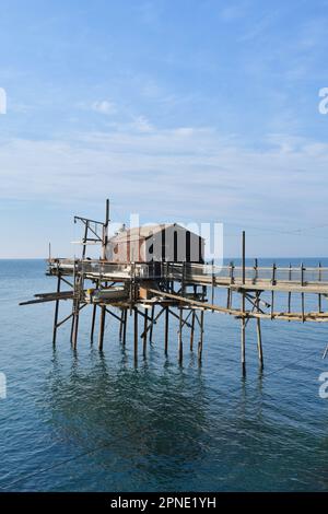 Foto di un trabucco, un cottage di pescatori sulla costa adriatica di Termoli. Foto Stock