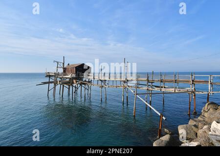 Foto di un trabucco, un cottage di pescatori sulla costa adriatica di Termoli. Foto Stock