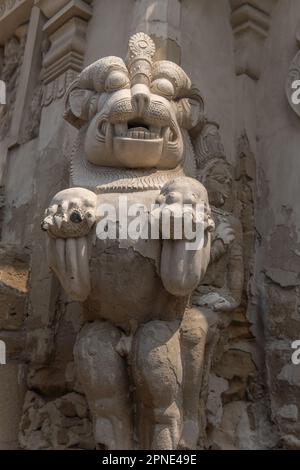 Antica scultura di leone mitologico al tempio di Kailasanatha, Kanchipuram (Kancheepuram Kanjivaram), Tamil-Nadu, India. Foto Stock