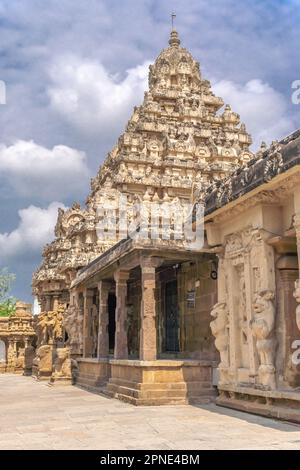 Vista del gopuram del tempio di Kailasanathar dal percorso interno, con le pareti laterali del tempio e le nuvole sullo sfondo. Kanchipuram, Foto Stock