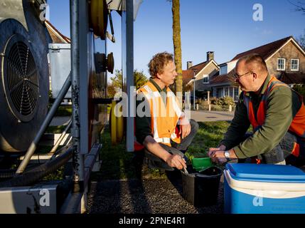 ENSCHEDE - un dipendente del comune prepara un pesticida biologico con nematodi che viene spruzzato su querce per combattere il bruco processivo di querce. La campagna di controllo caterpillar è stata riavviata. ANP SEM VAN DER WAL olanda fuori - belgio fuori Foto Stock