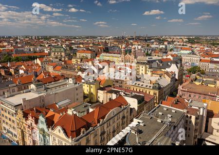 PILSEN, REPUBBLICA CECA, EUROPA - veduta aerea delle aree residenziali e commerciali nel centro della città. Foto Stock