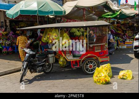 Un carico Tuc Tuc che vende fiori dai colori vivaci al di fuori del mercato centrale, Phnom Penh, Cambogia Foto Stock