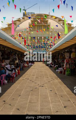 L'ingresso principale del mercato centrale, Phnom Penh, Cambogia Foto Stock