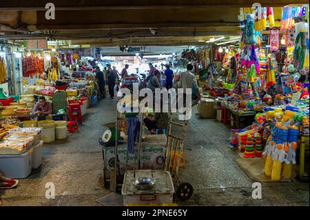 All'interno del mercato di Orussey, Phnom Penh, Cambogia Foto Stock