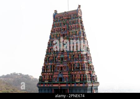 Gopuram principale del santuario di Thiruthani Murugan Foto Stock