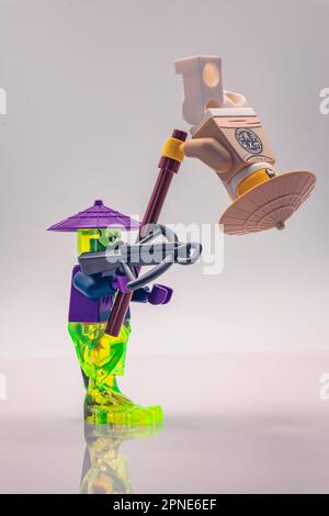 Lotta contro le minicufigure LEGO ninjago, lotta contro la scena con il giocattolo del lego, Master Wu contro i personaggi di Ghost Archer ninjago Foto Stock